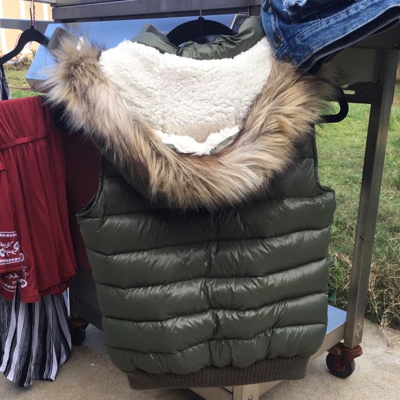 American Eagle puffy vest - Picture 2 of 4